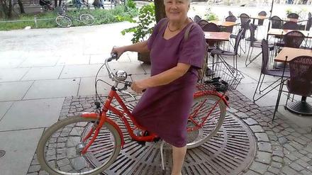 Unsere Bloggerin Ingrid Gerds und ihr geliebtes Fahrrad. Oft kommt sie noch von Schöneberg zu Besuch nach Zehlendorf.