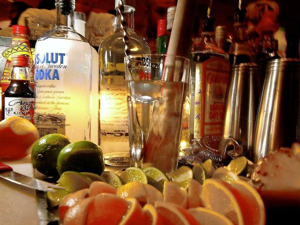 Auch hochprozentiger Alkohol wie Wodka oder Tequila wird auf den "Home"-Partys gerne gereicht. Manche Jugendliche, die Geld haben und angeben wollen, bieten dazu harte Drogen an.