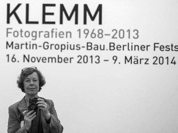 Barbara Klemm hatte sie alle vor der Kamera: Ob Andy Warhol, Leonid Breschnew, Willy Brandt, Gregor Gysi oder Ulrich Mühe. Nun stellt sie im Martin-Gropius-Bau aus.