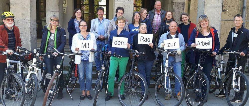 Die Stadträtinnen Cerstin Richter-Kotowski, CDU, und Christa Markl-Vieto, Bündnis 90/Grüne, samt Fahrrädern neben ihren radelnden Kolleginnen und Kollegen