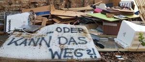 Müll in einem Hinterhof in Berlin-Pankow, unter anderem mit einer Matratze mit der Aufschrift "... oder kann das weg?".
