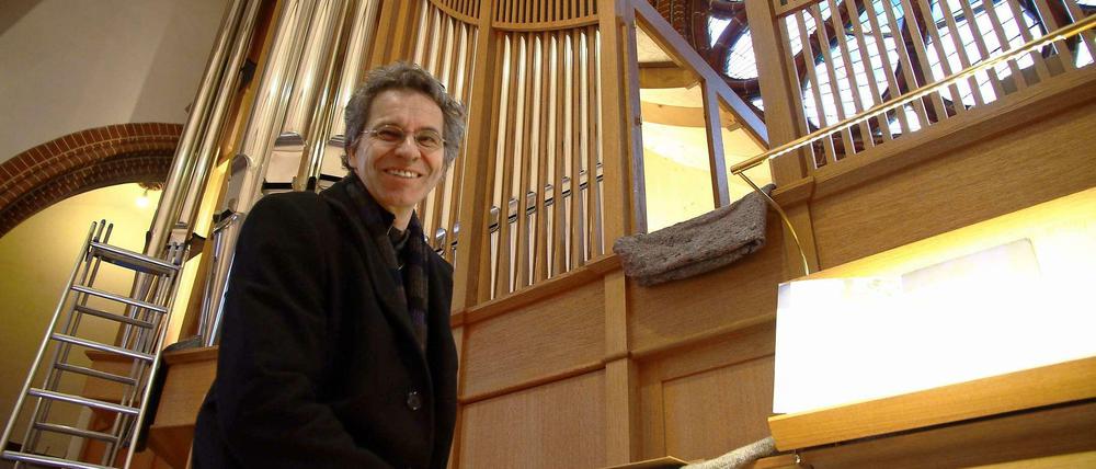 Cornelius Häußermann ist Leiter der Berliner Bach-Gesellschaft. Der Kantor und Organist der Paulus-Gemeinde Zehlendorf steht vor der neuen großen Orgel im französischen Stil.