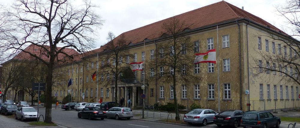 Im Rathaus Zehlendorf werden tagtäglich viele Entscheidungen getroffen - anscheinend auch Personalentscheidungen ohne die eigentlich Zuständigen in Kenntnis zu setzen 
