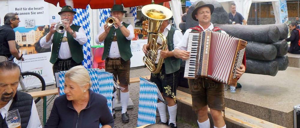 Mit Blasmusik und Bier. Das Regensburg-Fest auf dem Wittenbergplatz.