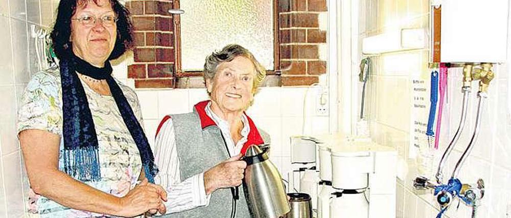 Soziale Engel. Rosemarie Mette (links) und Margot von Schmettau sind in der Suppenküche der Pauluskirche aktiv und gehören seit vielen Jahren zu den Menschen, die Bedürftigen im Bezirk zur Seite stehen.