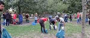 Flüchtlinge der Notunterkunft am Hauptbahnhof säubern gemeinsam mit Freiwilligen der Initiative "Serve the City" den Mauerpark.