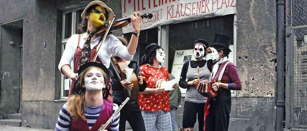 Clowns vor dem Laden der Mieterinitiative in der Nehringstraße (1979)