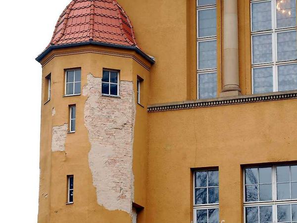 Da fehlt mehr als Farbe. Zum Beispiel das Fichtenberg-Gymnasium in Steglitz ist mehr als sanierungsbedürftig. 