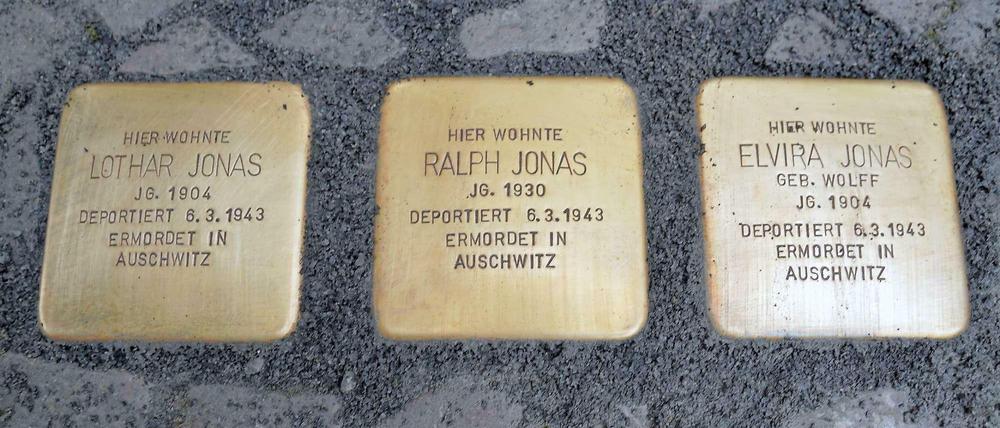 Eine ausgelöschte Familie. Diese drei Stolpersteine erinnern seit Donnerstag in Wilmersdorf an Lothar, Ralph und Elvira Jonas.