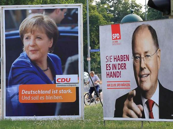Angela Merkel und Peer Steinbrück auf Wahlplakaten.