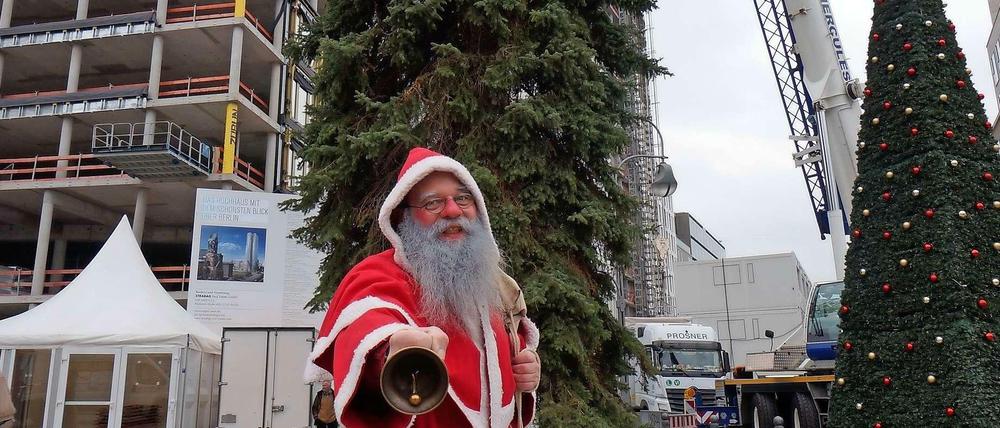 Feine Fichte. Weihnachtsmann Frank Knorre gefällt der Weihnachtsbaum des Jahres 2015 auf dem Breitscheidplatz.