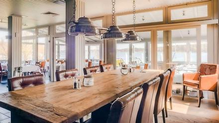 Neues Interieur, neue Küche: Im gemütlich-modernen Ambiente der "Kapitänskajüte" in Gatow speist es sich bestens und mit Blick aufs Wasser.