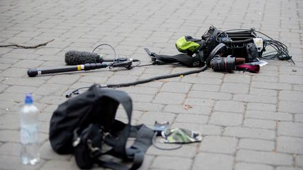 Die Ausrüstung des Kamerateams liegt nach einem Übergriff zwischen Alexanderplatz und Hackescher Markt auf dem Boden.