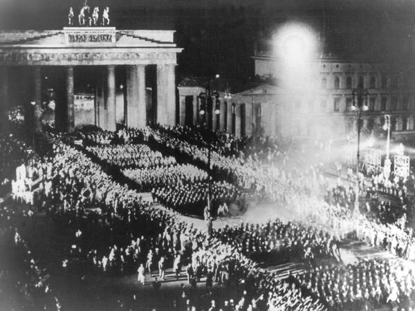 Für den Propagandafilm nachgestellt. Vom authentischen SA-Fackelzug durch das Brandenburger Tor am 30. Januar 1933 existieren keine derartigen Fotografien. 