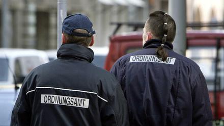 Einsatz in Berlin: Mitarbeiter des Ordnungsamtes.