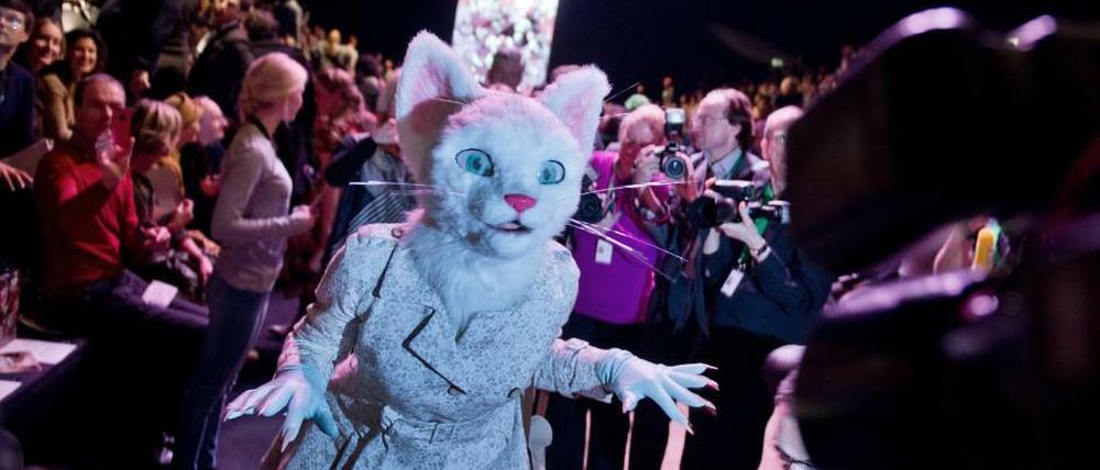 Allen die Show gestohlen hat aber eine rätselhafte Katze, die bei vielen Shows in der ersten Reihe saß. Wer sich unter der Maske verbirgt, ist bis heute unbekannt. Mehr Fotos von der Fashion Week finden Sie hier.