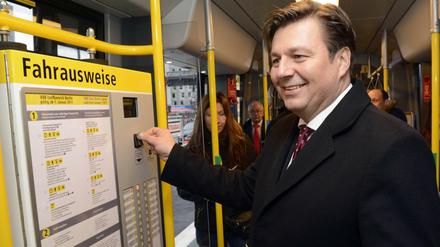 Ein Bild der Vergangenheit? Andreas Geisel würft ein 2-Euro-Stück in einen Automaten der BVG.