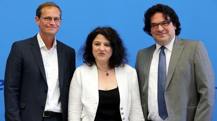 Die Neue: Der Regierende Bürgermeister Michael Müller (SPD) und der Vorsitzende der Jüdischen Gemeinde zu Berlin, Gideon Joffe (rechts), stellen am Montag die neue Direktion des Centrums Judaicum, Anja Siegemund, vor.  