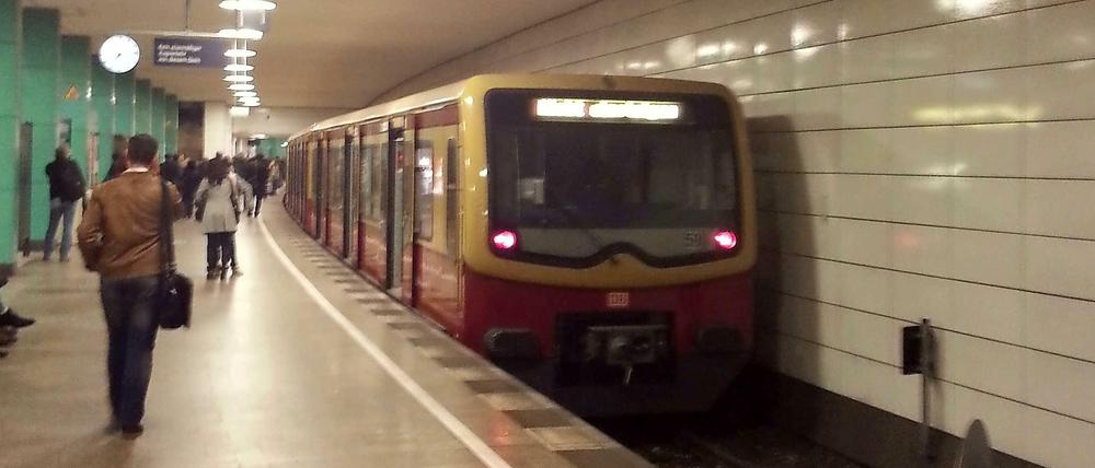 Der Schienenverkehr am Anhalter Bahnhof kam am Mittwochabend zum Erliegen. Kinder waren in den Tunnel gelaufen.