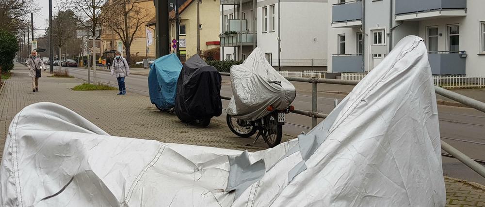 Laut StVO darf auf Gehwegen nicht geparkt werden, aber bei Zweirädern wird es in Berlin oft geduldet.