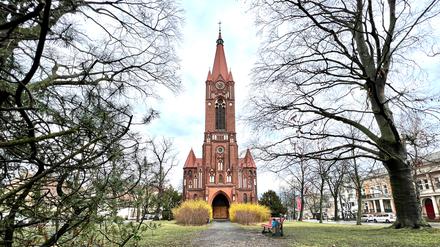 Aus der Ferne sieht er intakt aus. Doch der Kirchturm der Paulus-Kirche in Lichterfelde muss saniert werden.