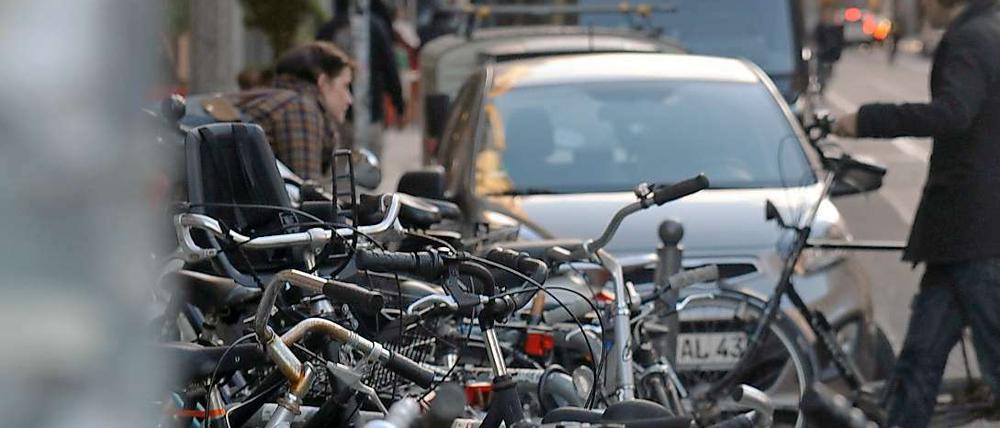 Immer mehr Fahrräder, immer größere Autos - die Berliner Innenstadt wird es eng.