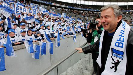 Sportlich. Klaus Wowereit - hier bei einem Hertha-Spiel - wünscht sich Olympische Spiele für Berlin. Bei der Bürgerbefragung zögert seine Landesregierung allerdings noch.