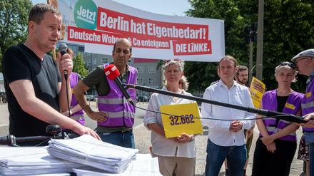 Namhafte Linke-Politiker wie Klaus Lederer übergeben Unterschriften für den Volksentscheid von "DW &amp; Co. enteignen".