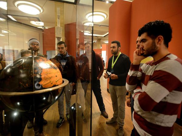 Neue Heimat Berlin. Syrische und irakische Teilnehmer einer Tour durch das Deutsche Historische Museum. 