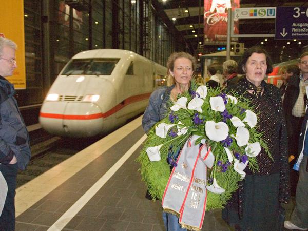 28.05.2006. Bezirkschefin Thiemen (SPD) und Pastorin Frisch kommen mit Trauerflor auf den Bahnsteig.