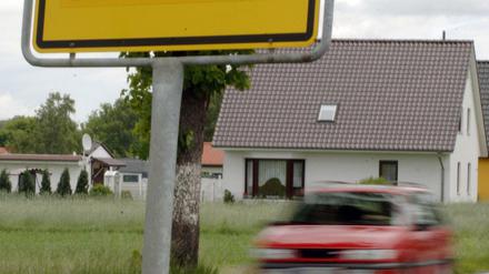 Das Ortseingangsschild von Müllrose (Landkreis Oder-Spree), aufgenommen am 31.05.2005. Auf der Flucht vor der Polizei hat ein 24-jähriger Mann im Landkreis Oder-Spree am Dienstag zwei Polizisten überfahren und getötet.