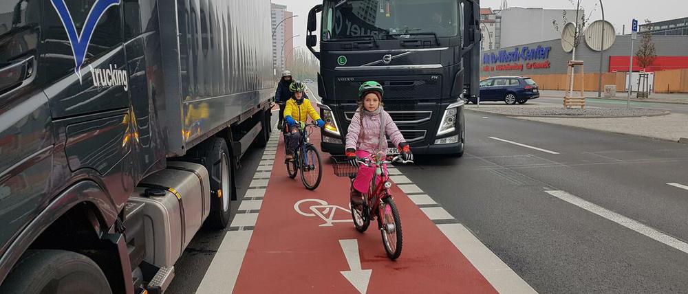 Von der Intiative Changing Cities gestellte Szene: So fühlen sich Kinder auf der „Fahrrad-Weiche“ an der Holzmarktstraße in Mitte.