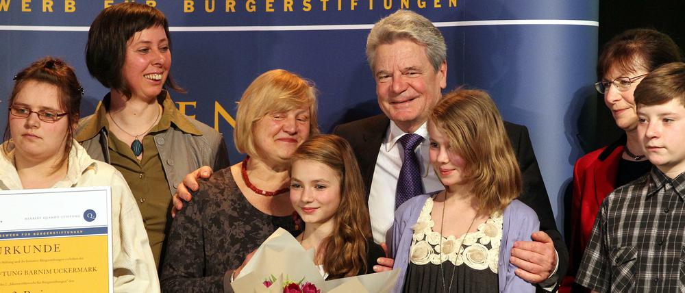 Engagiert. Stiftungen wie die Herbert-Quandt-Stiftung - hier ein Foto von einer Preisverleihung mit Bundespräsident Joachim Gauck - sind eine treibende Kraft der Zivilgesellschaft  