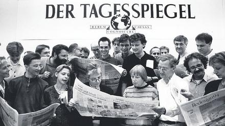 1994. 31. August. Die Tagesspiegel-Mannschaft posiert zum Redesign der Zeitung. Ganz hinten, unter der Weltkugel der heutige Chefredakteur Lorenz Maroldt.