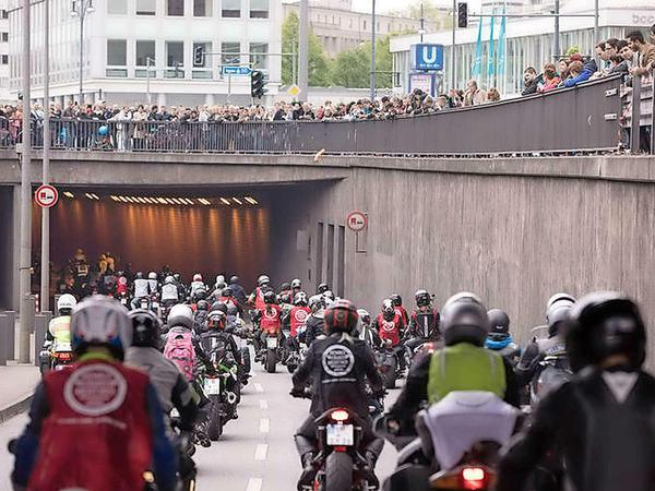 Ab durch die Mitte. Viele Schaulustige säumten den Weg der Biker am Alexanderplatz.
