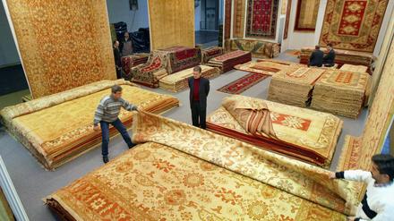 Die Täter geben vor, wegen der schlechten wirtschaftlichen Lage in der Türkei ihre Teppiche in Deutschland zu verkaufen. (Symbolbild)