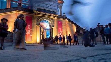 Schlangestehen vor der Alten Nationalgalerie bei der 33. Langen Nacht der Museen.