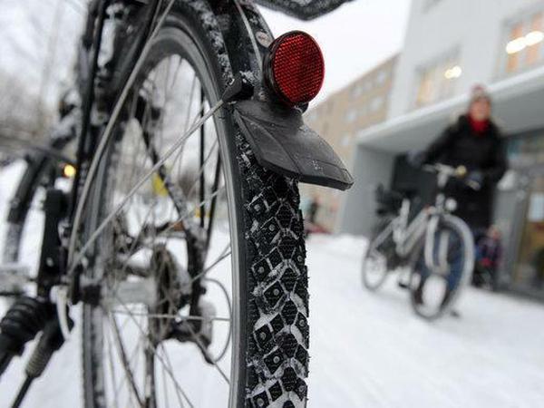 Die Reifen benötigen auf jeden Fall gutes Profil im Winter. Es kann aber auch etwas Luft abgelassen werden.