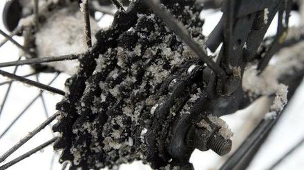 Gift für die Kette: Schnee und Streusalz lassen den Fahrradantrieb extrem schnell rosten - es sei denn, der Radbesitzer hat vorgebeugt.