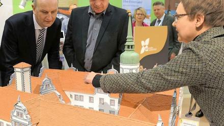 Ministerpräsident Dietmar Woidke (links) begutachtet ein Model des Schlosses.