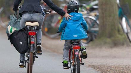Schutz: Besonders Kindern wird zum Tragen eines Fahrradhelms geraten.