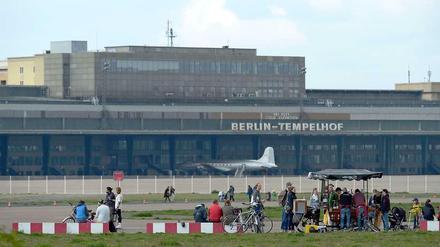 Mit einem zweistelligen Millionenbetrag möchte der Berliner Senat das Flughafengebäude auf dem Tempelhofer Feld modernisieren.