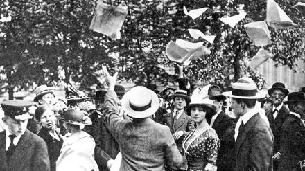 Mobilmachung im August 1914 in Berlin: Menschen Unter den Linden in Berlin greifen nach den Extrablättern, die den Ausbruch des Krieges bekanntgeben. 