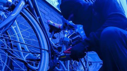 Ganz verhindern lassen sich Fahrraddiebstähle nicht - aber mit guten Schlössern und einer Codierung am Rahmen können Radler Kriminellen das Leben so schwer wie möglich machen.