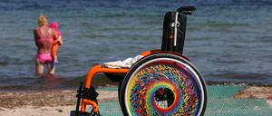 Ein Rollstuhl steht am barrierefreien Zugang eines Ostseestrandes (Symbolbild).