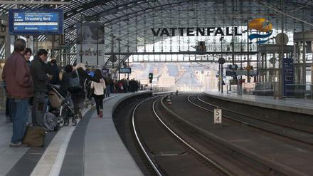 Zusammenrücken, bitte! Wir wollen auch noch mit. Die Regionalbahnen fallen zwischen Bahnhof Zoo-Hauptbahnhof-Friedrichstraße aus - die Fahrgäste müssen die S-Bahn nutzen. Oben - hier im Bild - fährt dann kein ICE und auch keine Regionalbahn.