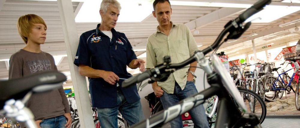 Am besten mal draufsetzen: Beim Fahrrad messen die Hersteller nicht mit den gleichen Maßen bei Sitzlänge und Rahmenhöhe. Daher ist ausprobieren immer noch die beste Methode.