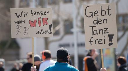 Gebt den Tanz frei! Die Piratenpartei demonstrierte voriges Jahr in Baden-Württemberg gegen das Tanzverbot. Dort gibt das Tanzverbot an sieben Tagen im Jahr. 