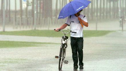 Bei Starkregen sollten Radfahrer besser absteigen. Blitze können sogar richtig gefährlich werden.