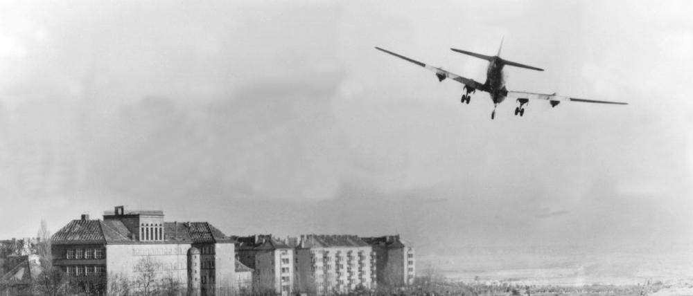 Das Foto aus dem Jahr 1948 zeigt ein Transportflugzeug der US-Luftwaffe im Landeanflug auf den Berliner Flughafen Tempelhof. 